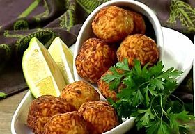 TIKOURINEDes boulettes de semoule et d'herbes cuites à la vapeur, préparées par les Chenouis, à Tipaza pour célébrer Yennayer. Composées de treize espèces de plantes, dont la menthe pouliot, l'aneth, le céleri, le thym, auxquelles s'ajoutent l'ail, le piment et l'huile d'olive.