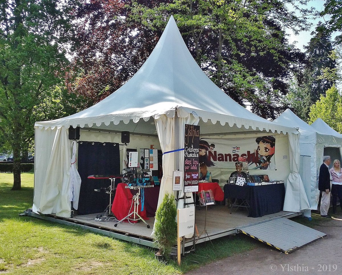 Merci à l’équipe des <a href="/imaginales/">Les Imaginales</a> pour cette belle édition 2019, merci aux personnes qui ont visité le stand Ylsthia, apprécié la musique (<a href="/Iridaes/">Iridaes</a>, <a href="/EdificeOfficial/">Unsettling Edifice</a>) &amp; acheté des albums, et salutations à l’équipe <a href="/Nanachieditions/">Nanachi éditions</a> avec laquelle le barnum fut partagé.
#YlsthiaStand