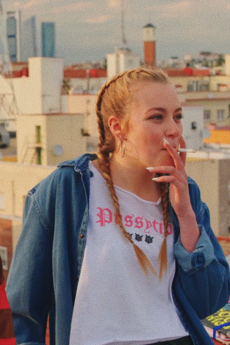 latinascabello's tweet image. Como es posible que Irene ferreiro se vea tan preciosa simplemente mientras fuma? Esta mujer es de otro mundo