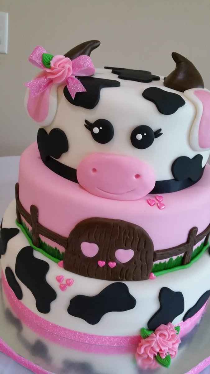 raizaorfebre's tweet photo. #tbt #pasteldevaquita de #vainilla relleno con #mermeladadefresa  y decorado con #fondant #pastelesartesanales #cakes #bakery #pasteldevainilla #cake #raleighcakes #raleigh #cowcake #venezolanosenraleigh #venezolanosennorthcarolina #venezolanosencarolinadelnorte #latinosenraleigh https://t.co/3WYdU7LYhJ