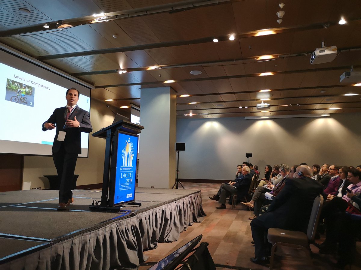 FacMedicinaUC's tweet photo. ¿Cómo es la educación de residentes basada en competencias CandMEDS? @gomesmmg en #lacre2019 https://t.co/phF9CwBvmd