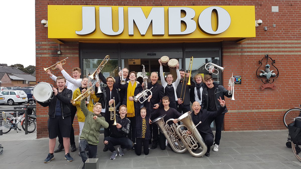Op Hemelvaartsdag maken we muziek! En vandaag waren we warm uitgenodigd bij <a href="/jumboeerbeek/">Jumbo Eerbeek</a> Ons "Klein Orkest Eendracht" trakteerde de talrijke winkelbezoekers op muziek met een glimlach. Bekijk hier de foto's: photos.app.goo.gl/ZBVcAhLxw8LJgQ…