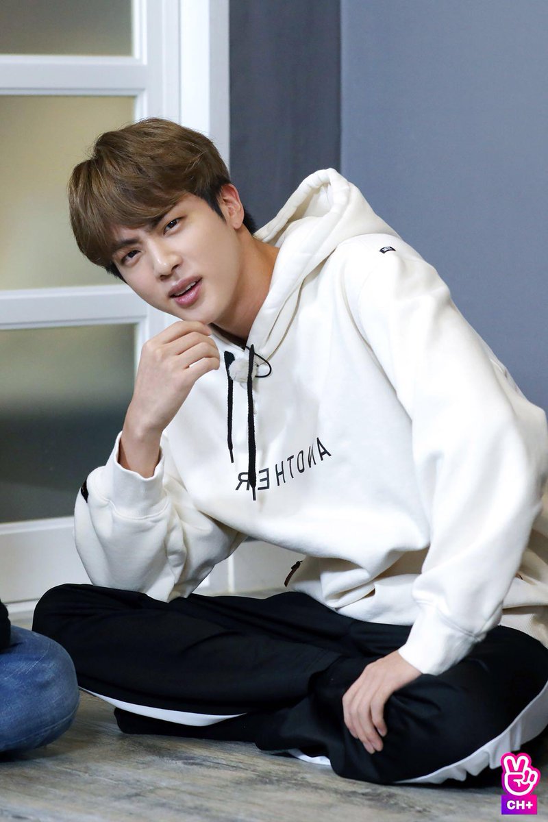 Army_Rosariana7's tweet photo. Fascinada pelo episódio #runbtsep73 onde o excesso de melanina da Hyung Line reina de tal forma que fica até impossível de descrever.
#KimSeokjin #MinYoongi #Hoseok #KimNamjoon
@BTS_twt
@bts_bighit https://t.co/eKJqjYNOwy