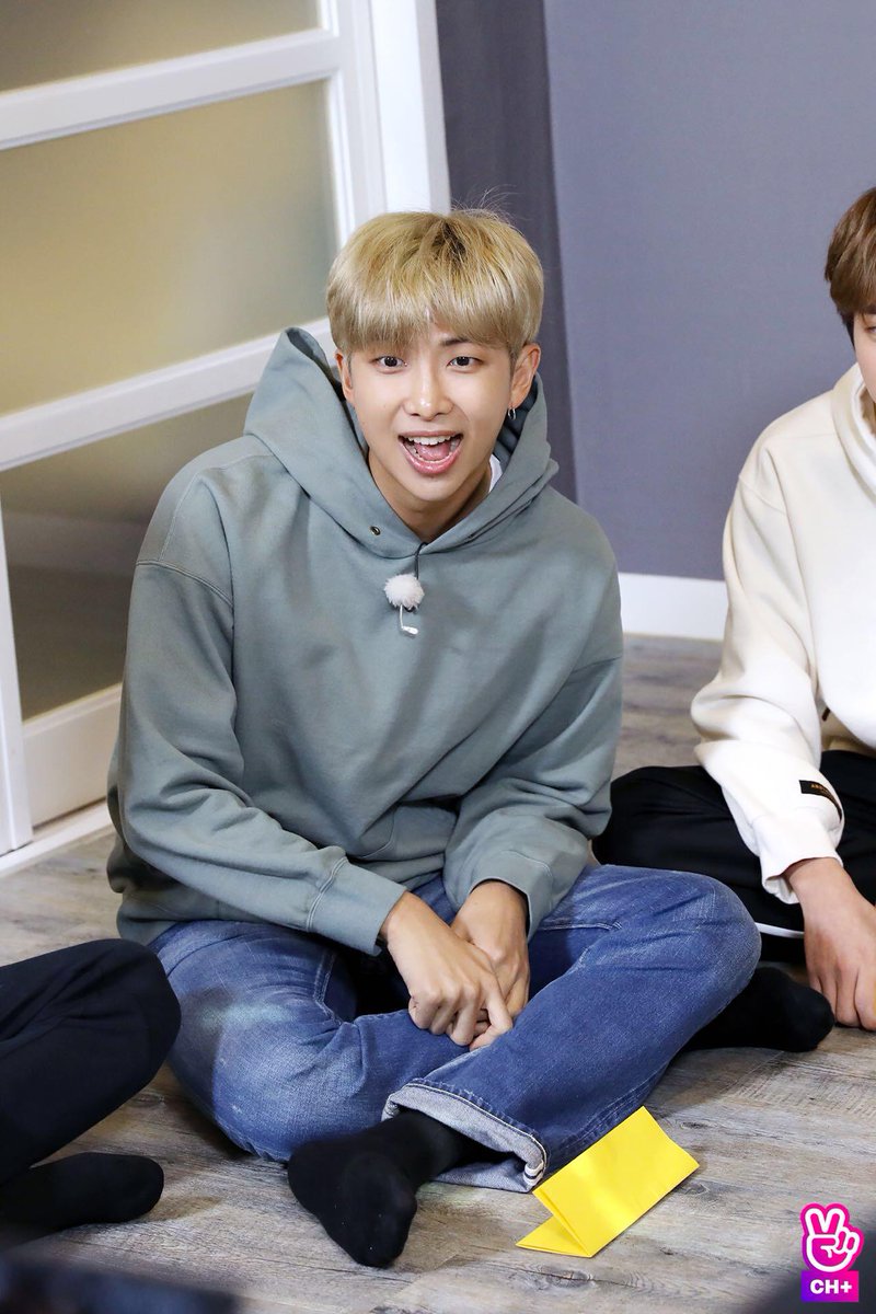 Army_Rosariana7's tweet photo. Fascinada pelo episódio #runbtsep73 onde o excesso de melanina da Hyung Line reina de tal forma que fica até impossível de descrever.
#KimSeokjin #MinYoongi #Hoseok #KimNamjoon
@BTS_twt
@bts_bighit https://t.co/eKJqjYNOwy