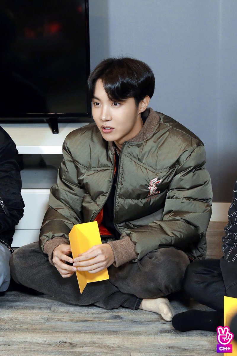 Army_Rosariana7's tweet photo. Fascinada pelo episódio #runbtsep73 onde o excesso de melanina da Hyung Line reina de tal forma que fica até impossível de descrever.
#KimSeokjin #MinYoongi #Hoseok #KimNamjoon
@BTS_twt
@bts_bighit https://t.co/eKJqjYNOwy