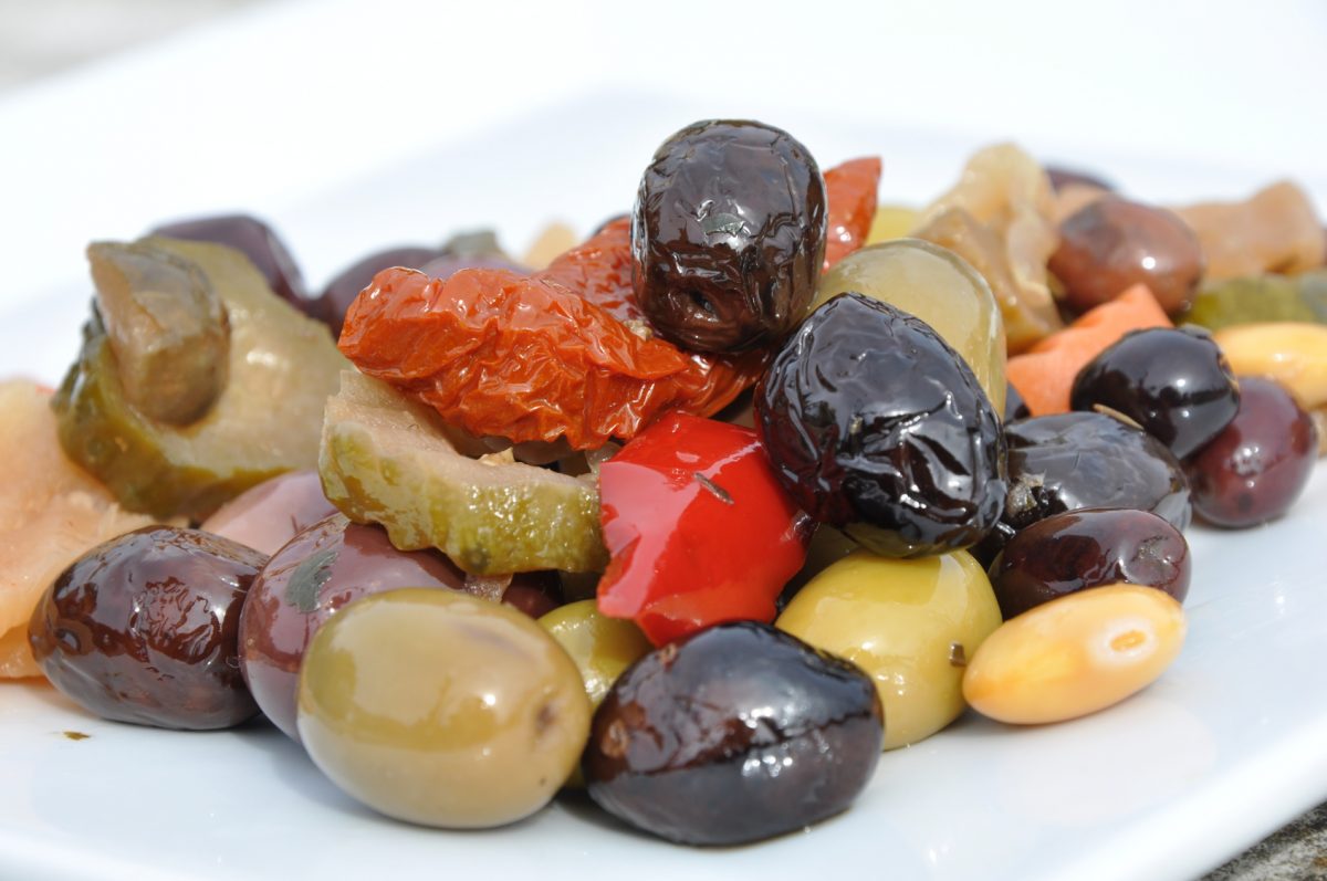 KÉMIALe mot « Kemia » signifie « petite dose » un assortiment mises en bouche, de préférence épicées, créer par les gérants de bar /café de pour que les clients commandent des boissons ! Passant des bars aux tables familiales, cette tradition est aujourd’hui toujours vivace.