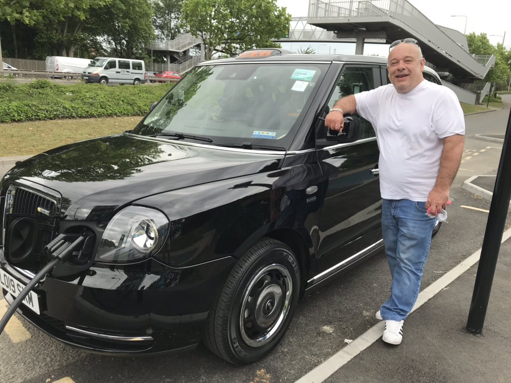 3500toendit's tweet photo. Future’s here! London electric black cab charging. Charge costs 4.50 vs 28 pounds for diesel. And we can all breathe! Heartwarming - and lung cleaning and bank balance improving! #makedieselhistory #cleanair #ukcoast @MayorofLondon https://t.co/pO4wyiOjnk