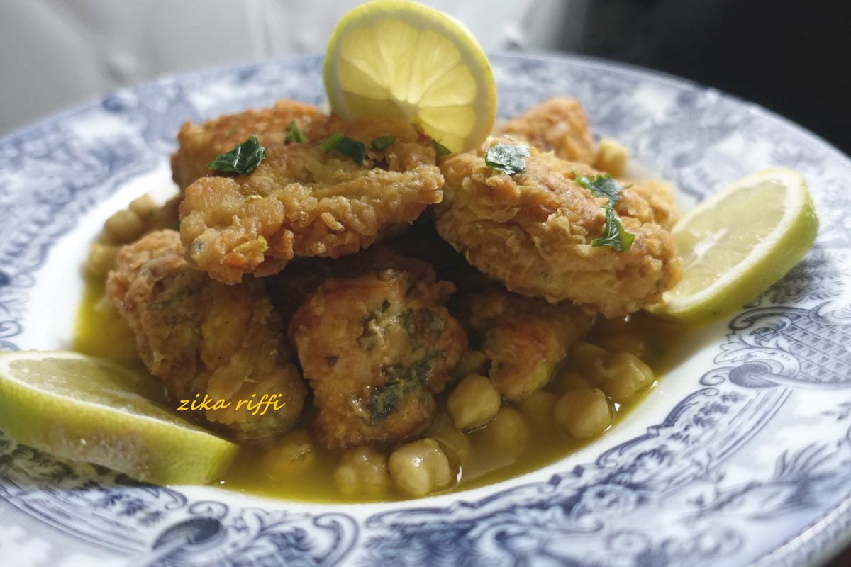 YAHNIil s’agit de beignets de poulet en sauce. Des morceaux de poulet sont cuits dans une sauce blanche avec oignon, poivre et Cannelle. Après cuisson les morceaux sont enrobés d’une pâte (mélange de farine, œuf, persil) ensuite frits dans l’huile, et remis à cuire dans la sauce