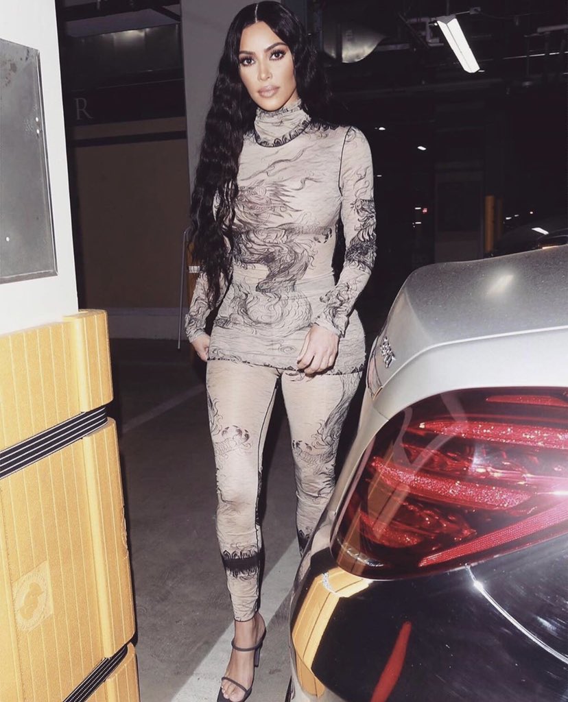 KimKardashian's tweet photo. 👋🏼 https://t.co/aAmD8bSqcG
