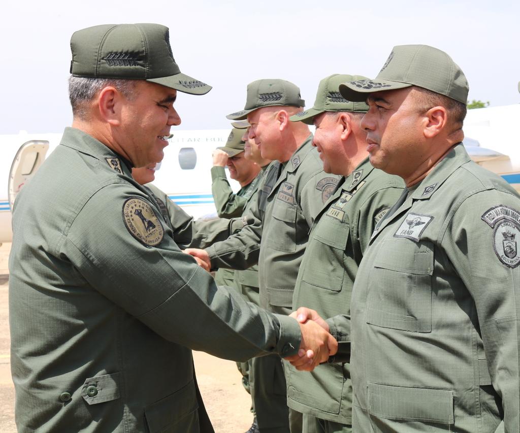 PrensaFANB's tweet photo. 📢 #AHORA|| Con el ímpetu de un soldado venezolano, el GJ @vladimirpadrino junto al Estado Mayor #FANB, arriba a la Base Aérea Tte. Luis del Valle García, de la histórica ciudad de Barcelona, Edo. Anzoátegui. https://t.co/WlvkyYe6bv