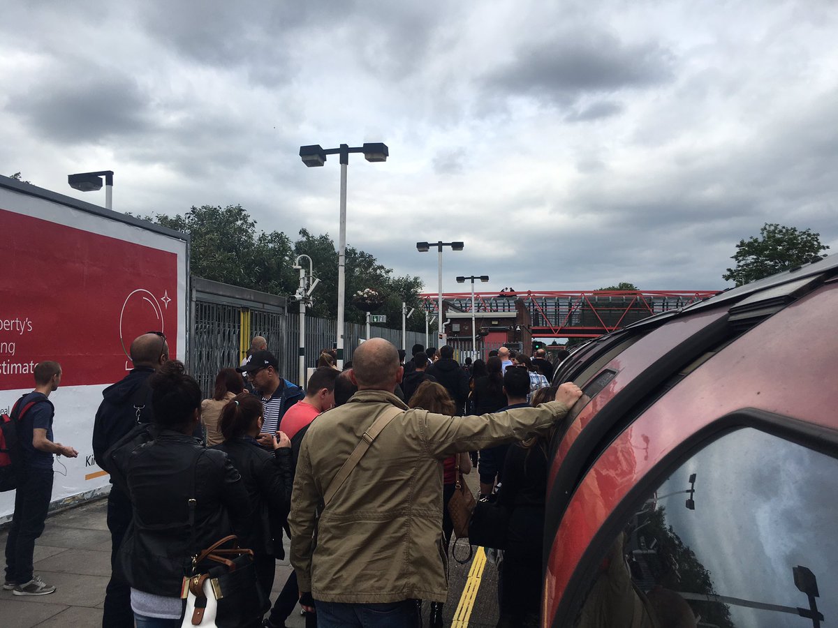 FlrBur's tweet photo. @centralline people on the bridge Leyton 16:45 https://t.co/bTzQAQAlp5