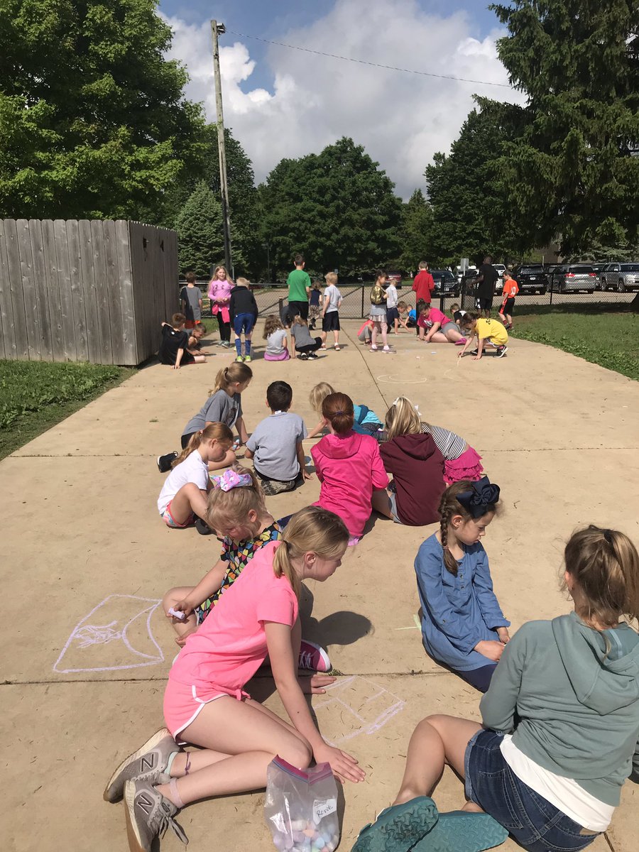 tierneyrowe's tweet photo. Chalk the Walk with our kindergarten buddies today βοΈ #WElearns #KindergartenRocks #FourthGradeRocks https://t.co/a5xC2g76m2
