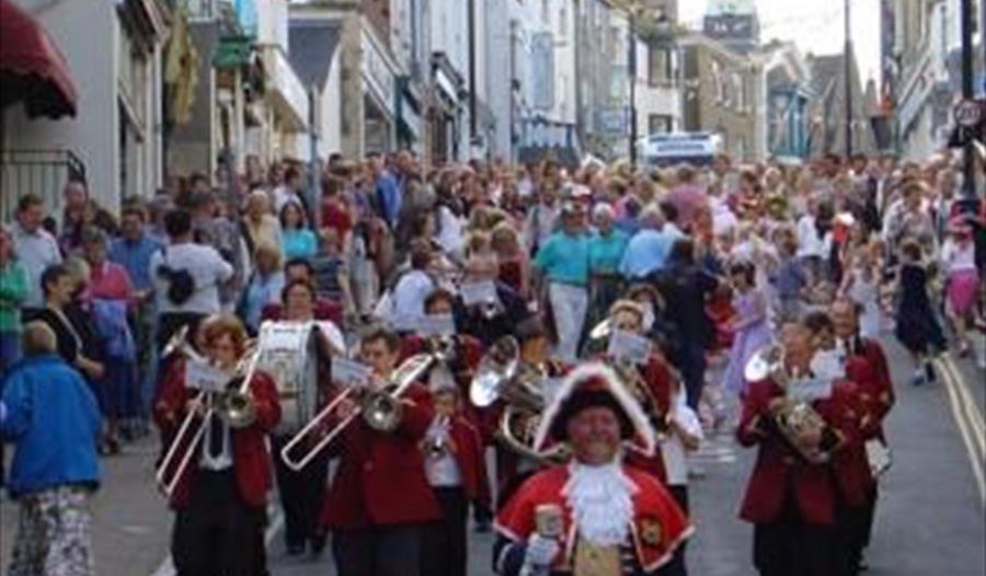 visitsouthdevon's tweet photo. It's @KingsbridgeFair Week from the 20th to the 27th of July!

Enjoy 'an action packed week which sees the fun fair roll into town and a programme of events'.

Find out more: https://t.co/EUDfF0NkhK

#Kingsbridge #SouthDevon #WhatsOn #Devon https://t.co/cB10WP6dfC