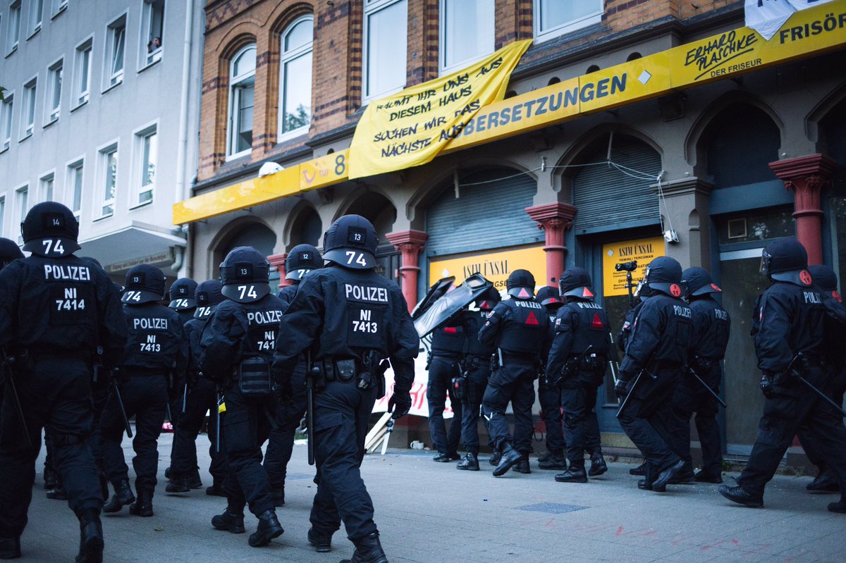 PhotoDressler's tweet photo. Vergangenen Mittwoch besetzten Aktivist*innen ein leerstehendes Haus in #Hannover. Nachdem die Verhandlungen mit den Eigentümer*innen gescheitert waren, räumte die Polizei in den frühen Morgenstunden das Haus. 

Fotos auf Flickr:
https://t.co/bw7EoEnyE3

#h2905 #h3005 #Besetzung https://t.co/sVpTKjVEYb