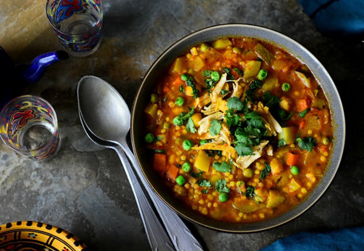 BERKOUKESPlat d'origine berbère qui signifie « couscous à gros grain » préparé à base de pâtes en forme de gros grains de couscous, de légumes de saison et de viande. Les grains sont faits à base de semoule de blé dur, éventuellement mélangée de farine dans une gasâa.