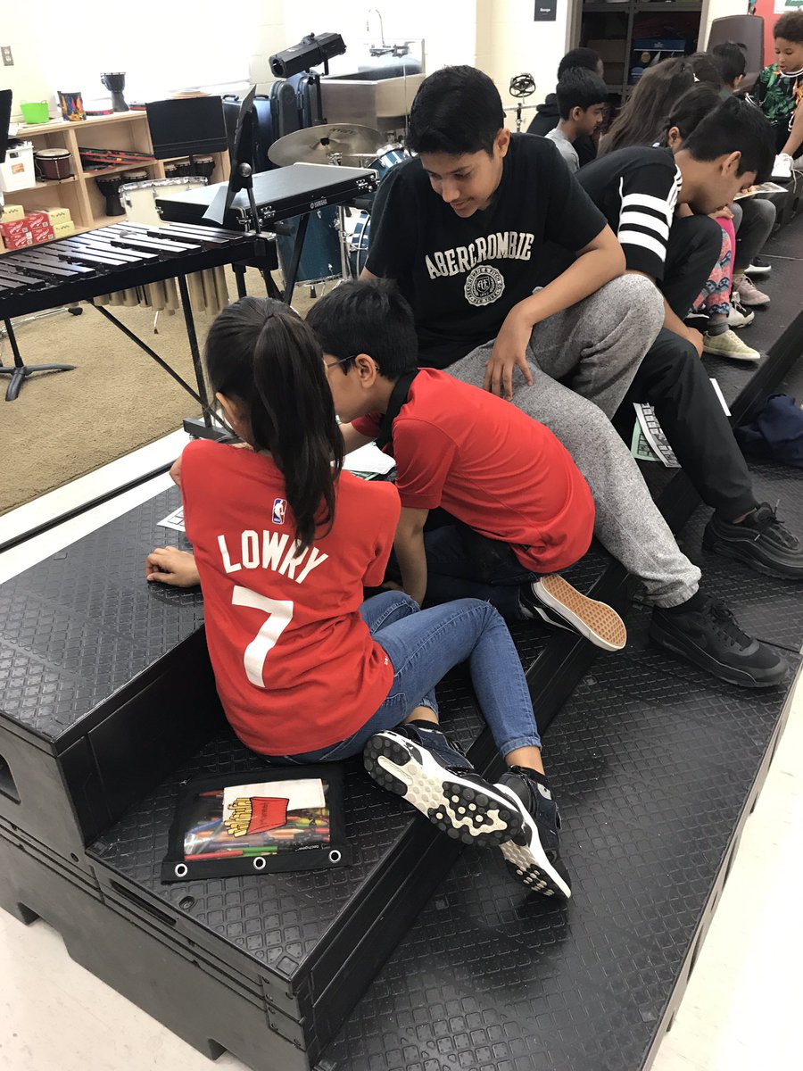 erickson27joan's tweet photo. Grade 8s teaching Grade 2s how to play music games. How awesome is that? https://t.co/0rLw62E5DZ