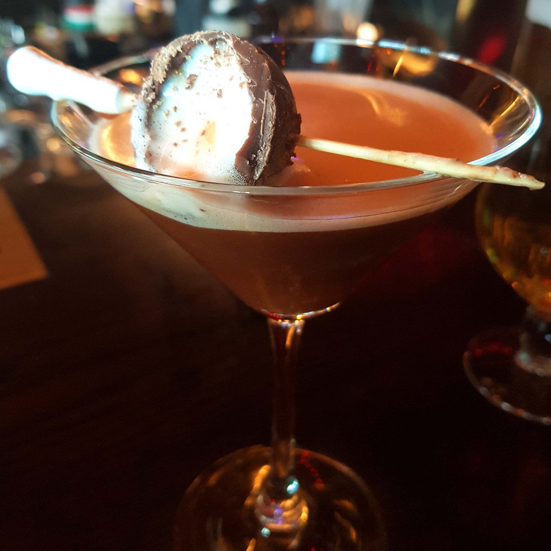 Grubnglug's tweet photo. When you go Puttshack for crazy golf and this 'Easter Chick' cocktail begs to be bought. #garnishgame #yum #cocktails #easter #cantarguewithacremeegg https://t.co/fIHJeIrqcr