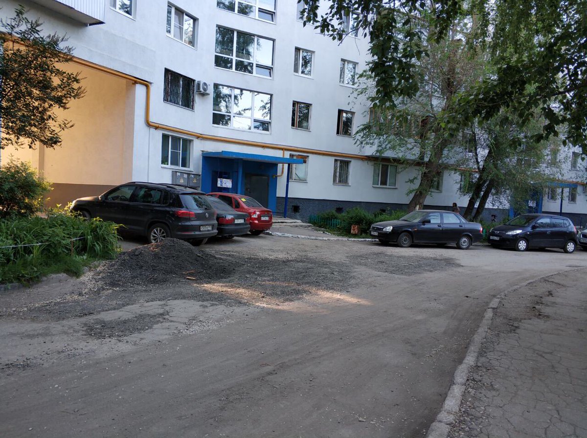 AmethystN's tweet photo. @jkhprom @promadm @SamMobilePriem @D_Azaroff Эту гору нам оставили для местного пользования. Уже большую часть растащили местные жители. «Ремонт» в пятницу закончился как и начался. https://t.co/BVyXiw41uw