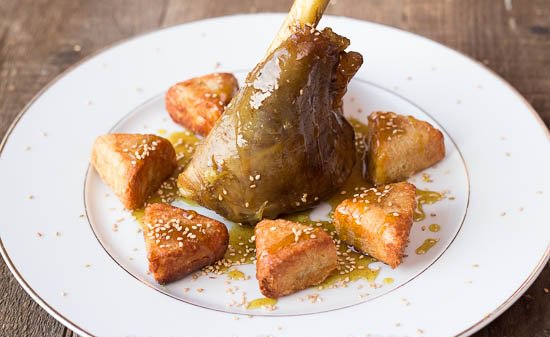 CHBAH ESSAFRAOriginaire de Constantine C'est un plat sucré préparé à base d'amandes finement moulues et de viande rouge, présent pendant le ramadan et dans les cérémonies de mariage. Ce plat garni embellit les tables constantinoises lors des mariages et du mois de ramadan.