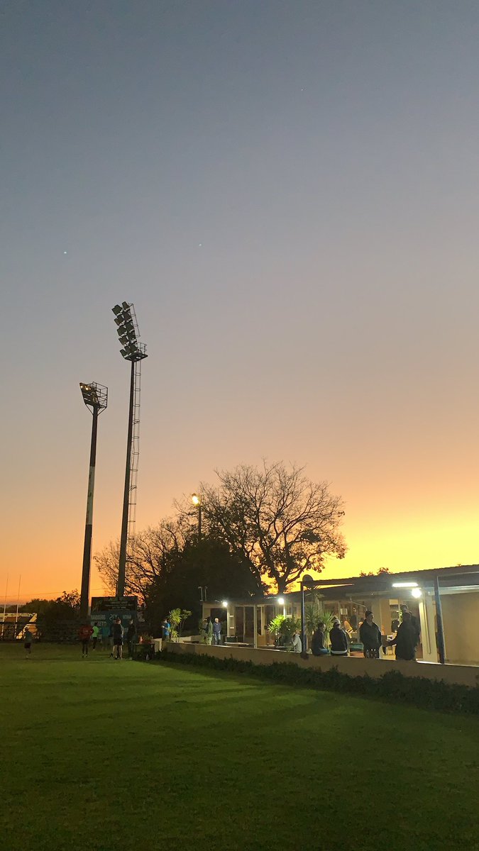 Jenty's tweet photo. Gorgeous skies over @RandburgH post chatty leg loosening run with @missmuffin12 #runninginwinter https://t.co/JoX8gREk0u