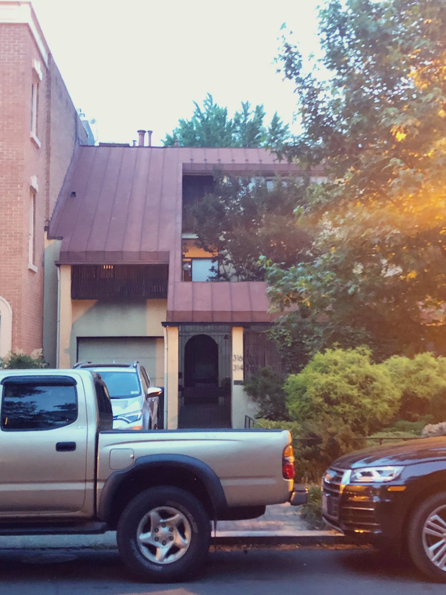 cmoney_htx's tweet photo. I found my new favourite house (possibly duplex) on The Hill! #LooksLikeHouston #DC #SoPoMo https://t.co/YCjd2Qwwi8