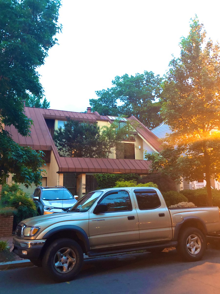 cmoney_htx's tweet photo. I found my new favourite house (possibly duplex) on The Hill! #LooksLikeHouston #DC #SoPoMo https://t.co/YCjd2Qwwi8