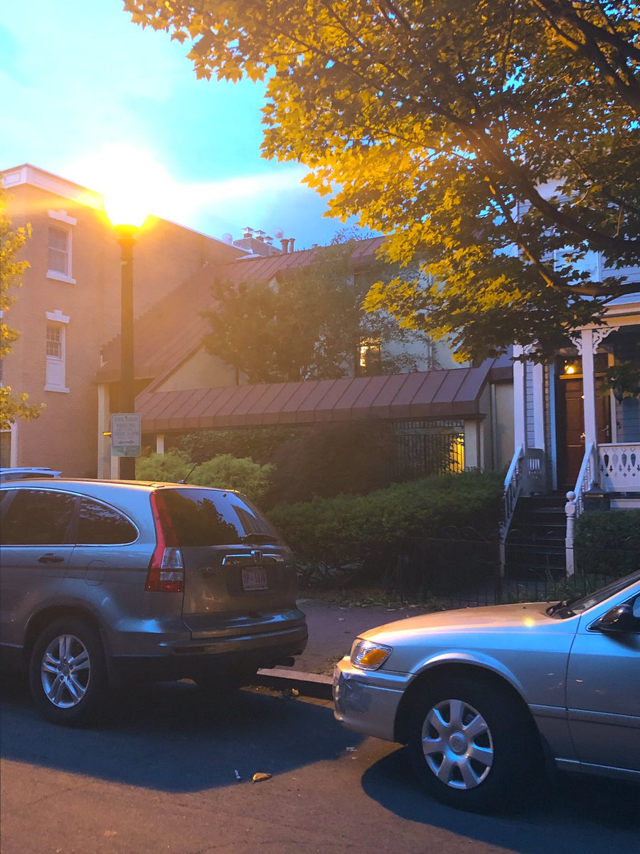 cmoney_htx's tweet photo. I found my new favourite house (possibly duplex) on The Hill! #LooksLikeHouston #DC #SoPoMo https://t.co/YCjd2Qwwi8