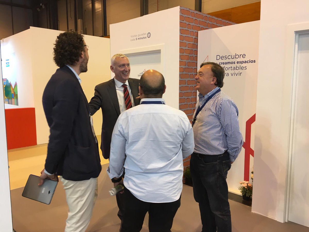SaintGobainES's tweet photo. Jean-Luc Gardaz, CEO de los Países Mediterráneos de #SaintGobain, no ha querido perderse nuestro recorrido sensorial y experencial de confort en #SIMALab @simaexpo https://t.co/HYue6IfxSS
