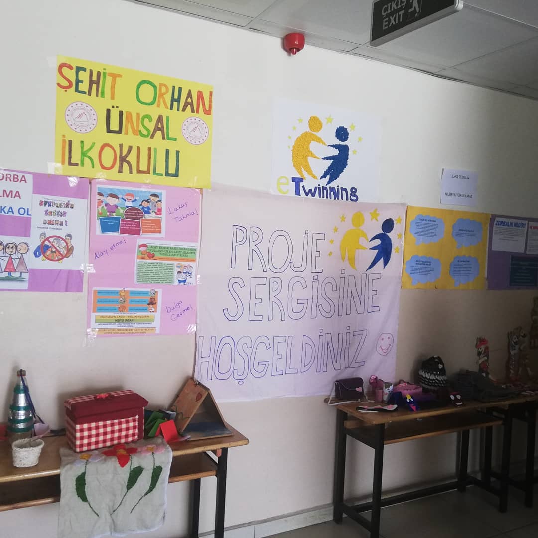 OrhanKa101's tweet photo. Okulumuzda uygulanmakta olan 2018-1-TR01-KA101-048936 "Akran zorbalığından akran dostluğuna uzanan yolculuğumuz" adlı Erasmus projemizi yaygınlaştırmak amacıyla yürütülen "Zorba olma arkadaş ol" eTwinning projemizin sergisi. @ulusalajans @MalatyaMem @tretwinning @MemBattalgazi https://t.co/hVm5Ccagsd