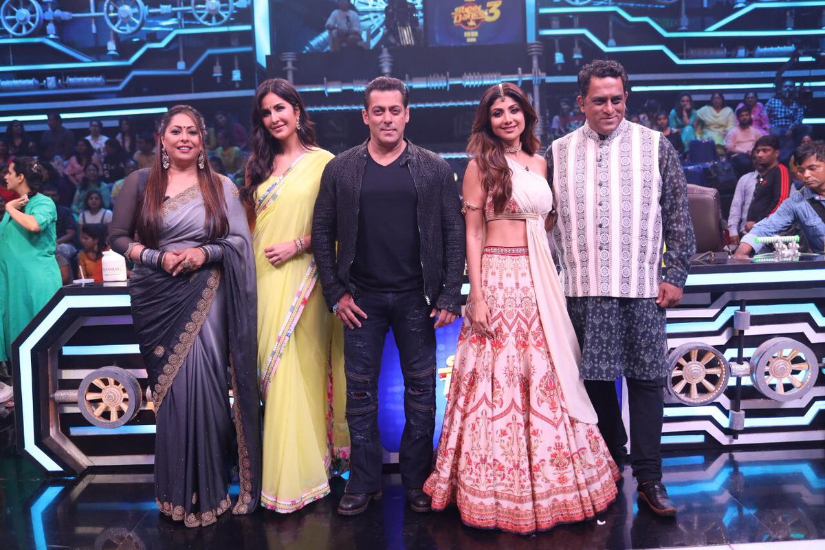 Bharat_TheFilm's tweet photo. Salman Khan and Katrina Kaif promote 'Bharat' on Super Dancer 3 on @SonyTV #BharatWithFamily

@BeingSalmanKhan @aliabbaszafar @atulreellife @itsBhushanKumar #KatrinaKaif #Tabu @bindasbhidu @DishPatani @WhoSunilGrover @nikhilnamit @reellifeprodn @SKFilmsOfficial @tseries https://t.co/zVh4LLAwcR