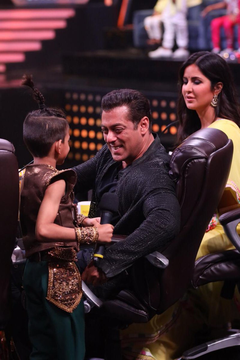 Bharat_TheFilm's tweet photo. Salman Khan and Katrina Kaif promote 'Bharat' on Super Dancer 3 on @SonyTV #BharatWithFamily

@BeingSalmanKhan @aliabbaszafar @atulreellife @itsBhushanKumar #KatrinaKaif #Tabu @bindasbhidu @DishPatani @WhoSunilGrover @nikhilnamit @reellifeprodn @SKFilmsOfficial @tseries https://t.co/zVh4LLAwcR