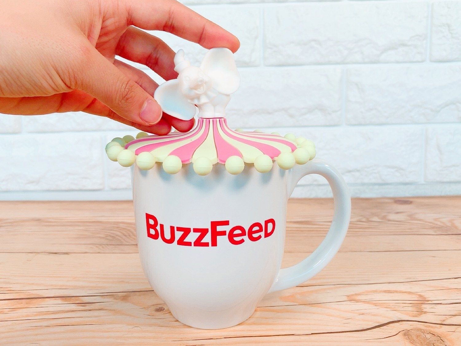 Buzzfeed Japan フランフランで見つけたダンボグッズが衝撃のかわいさでした シリコンカップカバーなんですが サーカス小屋の屋根のようなデザインが最高にオシャレ デスクに置いていたら一気に華やかになりますね ダンボのニコッとした表情に