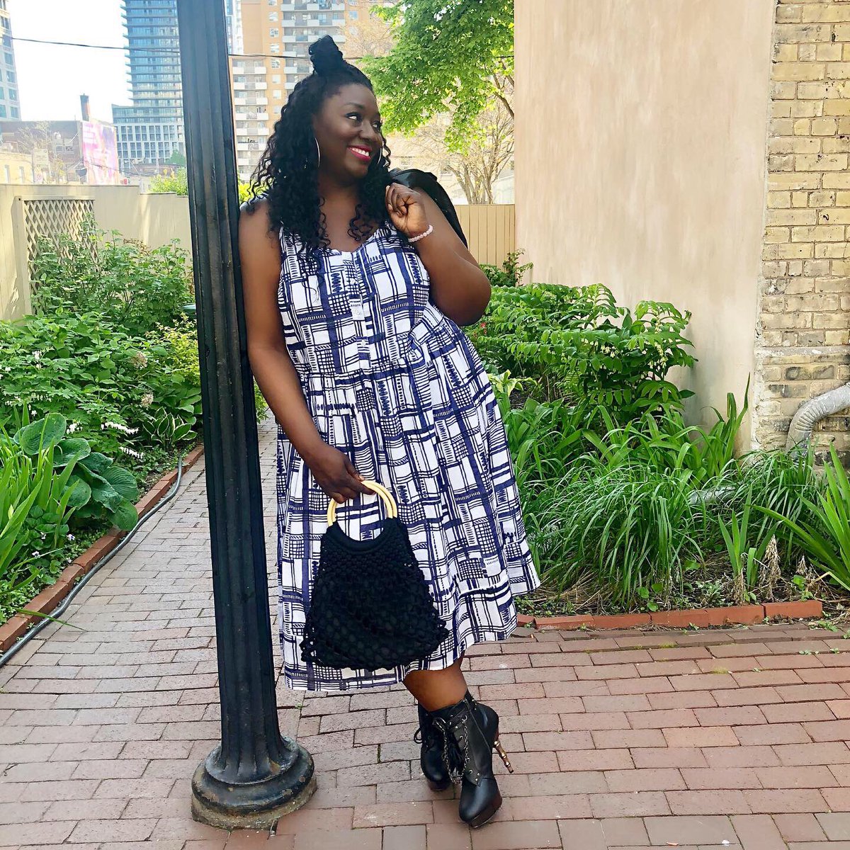 TracypMakeup's tweet photo. So I love my dress and crochet bag, thatโs a part of the NEW @JoeFresh Summer Collection! You can wear it with sandals, heels or a bootie like I did here!๐๐ฟ๐ #JoeFresh #FreeYourFresh https://t.co/eMuX4VXMWj