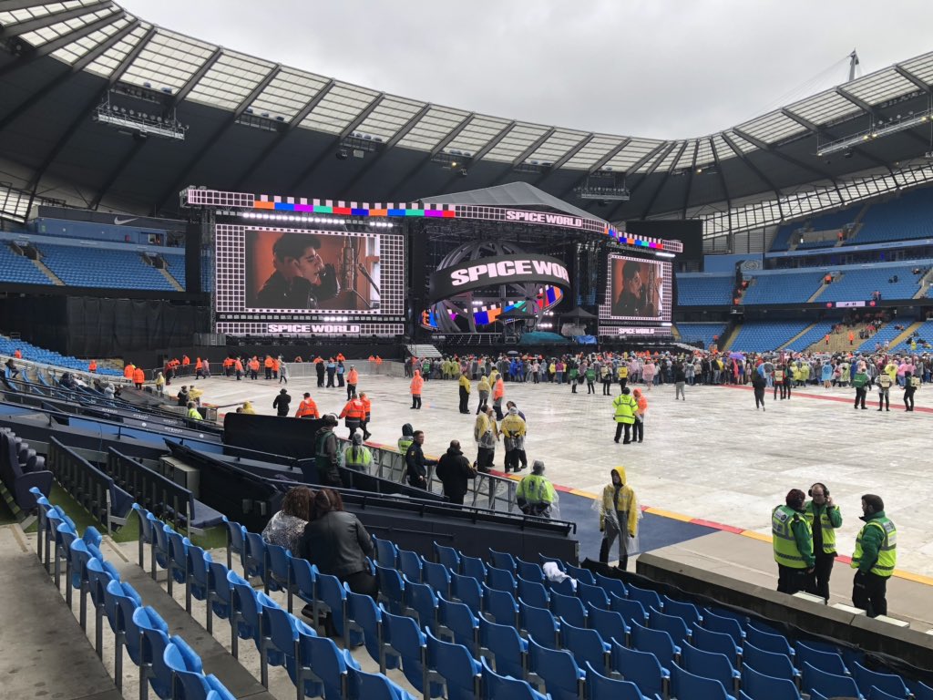 AlicePritchard0's tweet photo. Well last night was pretty epic... Baby spice’s husband is my new BFF and scary’s sister pretty much fell on my lap whilst dancing to wannabe 😂😂 Got absolutely SOAKED but every drop of rain was worth it ❤️🧡💛💚💙💜 #SPICEGIRLS #relivingmychildhood #freepassesfromscarysmum https://t.co/yZr2b3jEoQ
