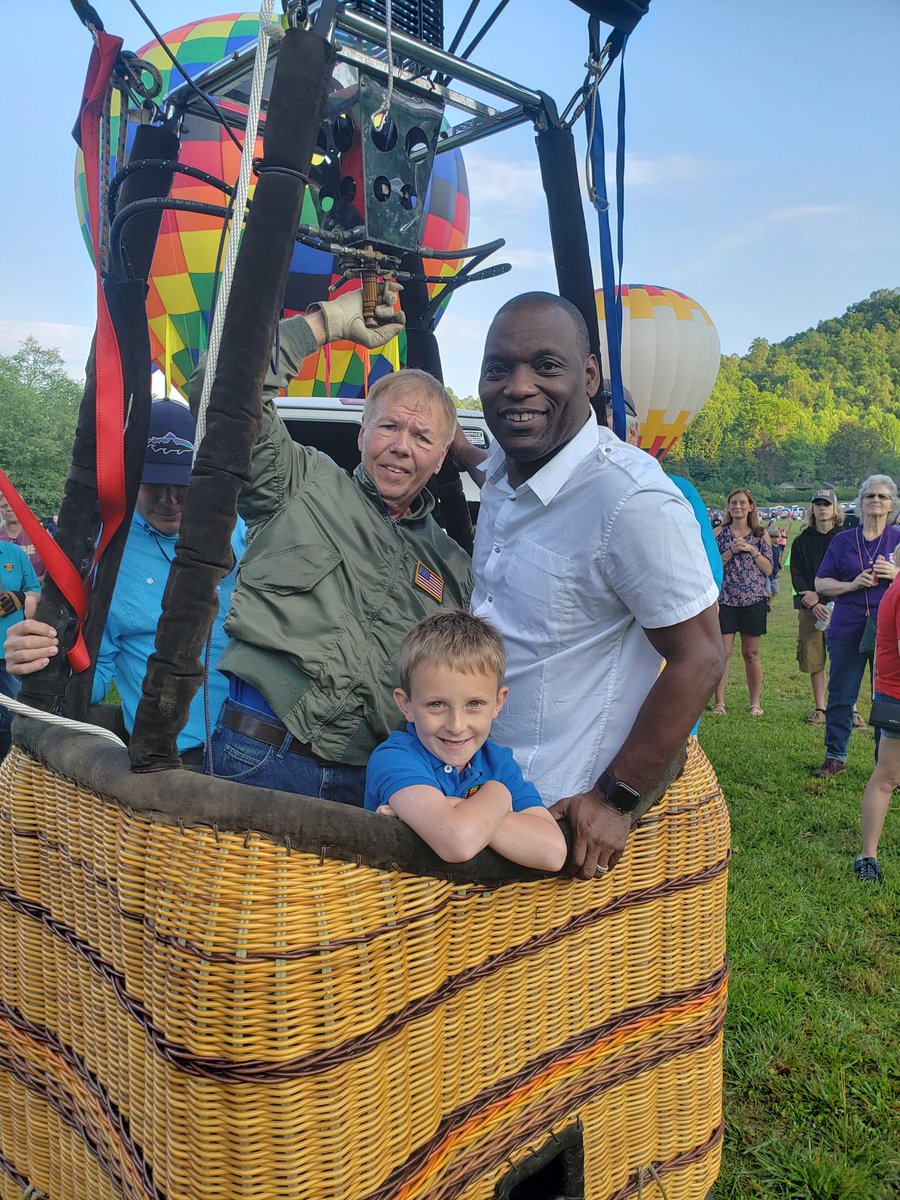 hebrewsanchor's tweet photo. @Dr_Octavius77 @TesnateeGapElem @WCSSCurr TGAP was well represented at the Helen Hotair Balloon Race. #hotairballoon #thatshigh #coolestever #ilovemyjob https://t.co/f911ESfvuV