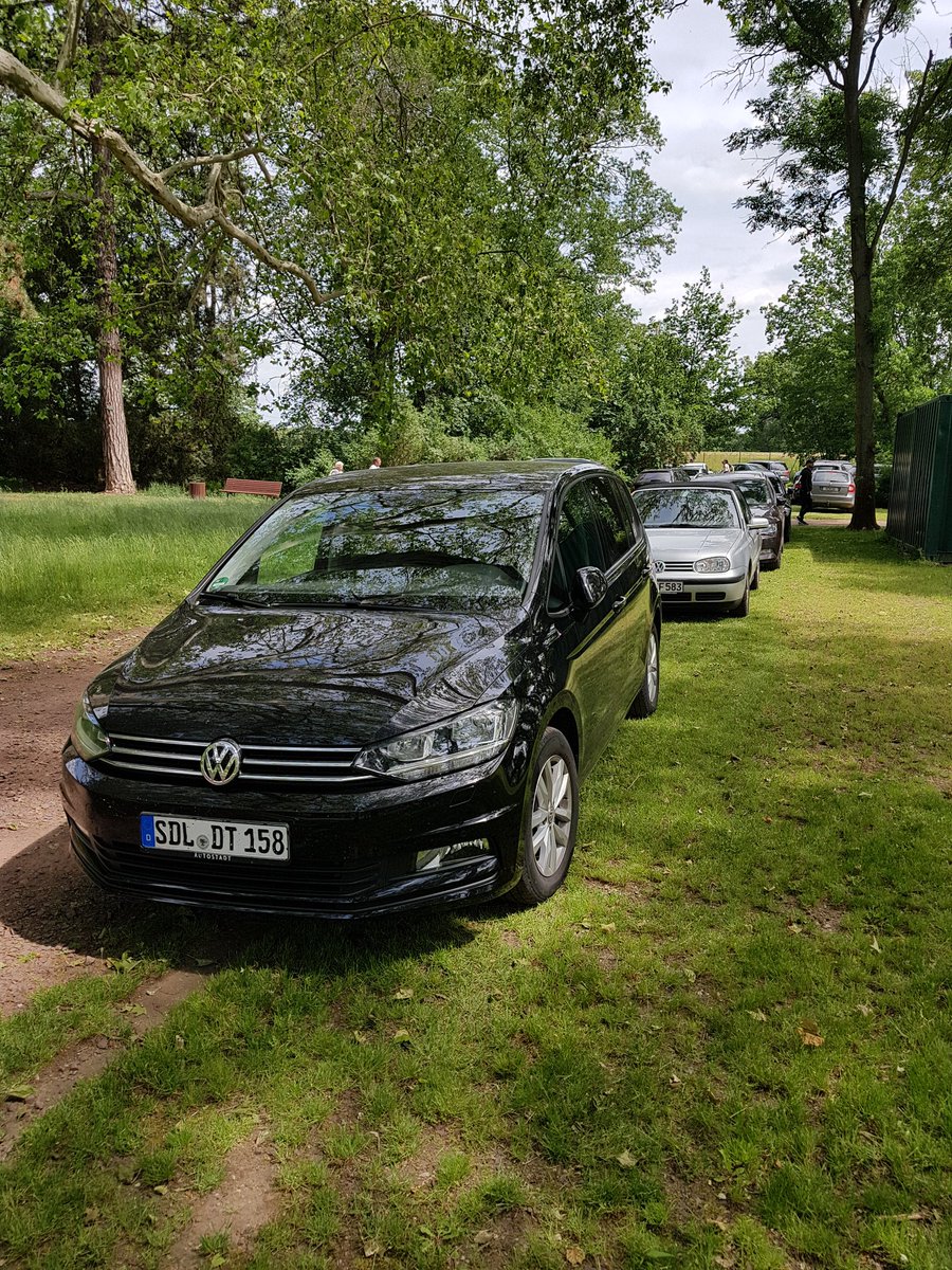 konradMD's tweet image. Was die Arschlochparker im Stadtpark #Magdeburg können, können wir schon lange, denken sich die Assiparker im Herrenkrugpark ... und stellen die Wiesen voll.

#BrokenWindowEffect - einer ist Arschloch und parkt falsch und alle anderen entscheiden daraufhin auch Arschlöcher zusein