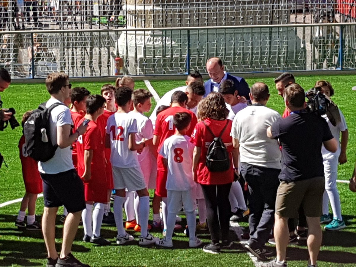 La Plaza Mayor de Madrid empieza a acoger a todos los aficionados al fútbol que quieren disfrutar de la #SantanderChampions. Hasta el domingo a las 22h puedes acercarte a disfrutar de todas las actividades que hemos organizado 👉 santander.com/csgs/Satellite…