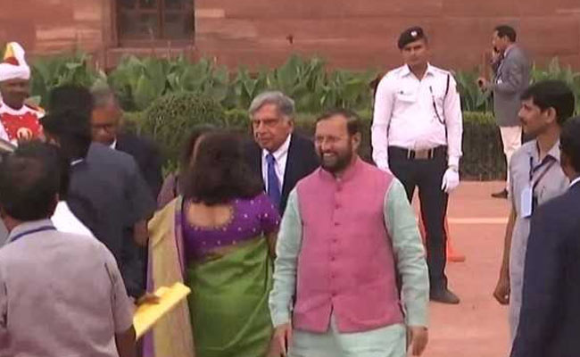 The stage is set for PM Modi's swearing-in ceremony at Rashtrapati Bhavan. Foreign dignitaries and invitees have started arriving

#ModiSwearingIn