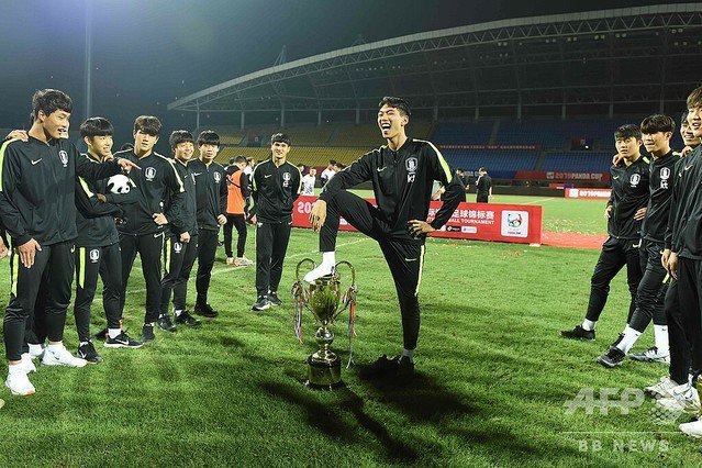 livedoornews's tweet photo. 【物議】トロフィー踏みつけた韓国U-18代表、優勝剥奪処分
https://t.co/4gphtG8NpX

踏んで喜ぶ写真が公開された問題で、大会主催の中国側が優勝を剥奪。韓国側の選手やスタッフは、中国の全国民に向けて謝罪した。 https://t.co/KgzJCI38qb