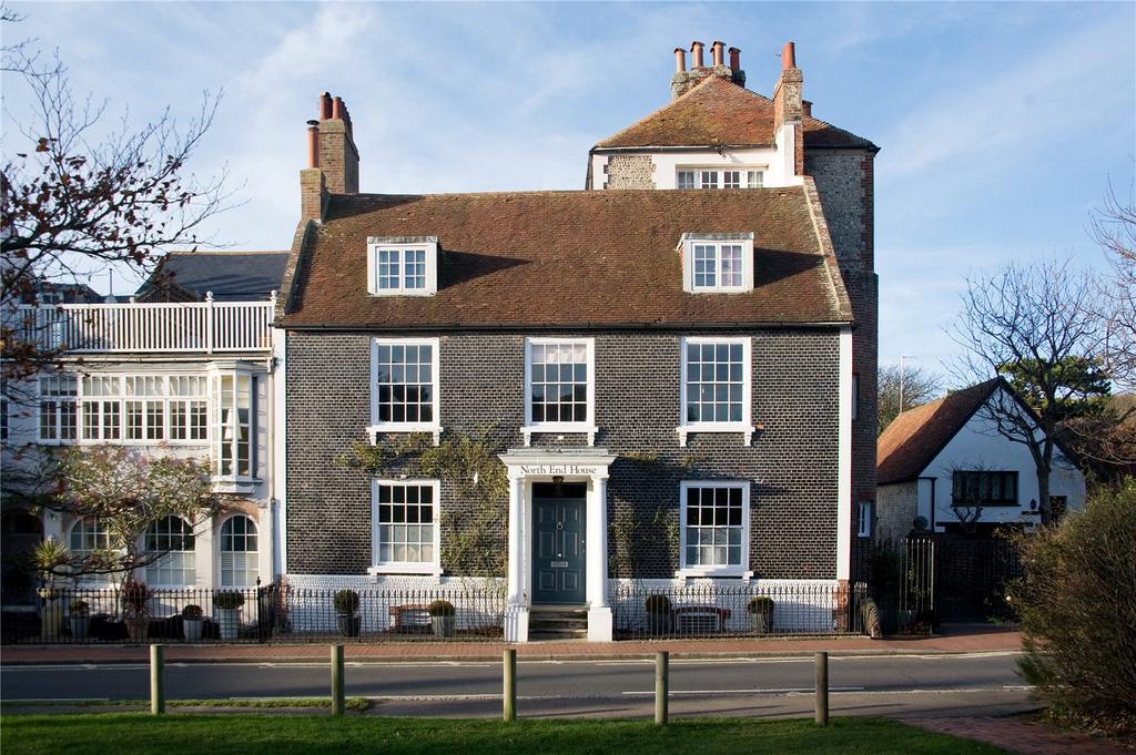 Historic eight bedroom Georgian home with a detached one bedroom cottage and private access to the Beacon Hill Nature Reserve 

AND a heated pool, all weather tennis court and a period stable block

onthemarket.com/details/653951… 

#onthemarket with <a href="/BrandVaughan/">BrandVaughan</a>