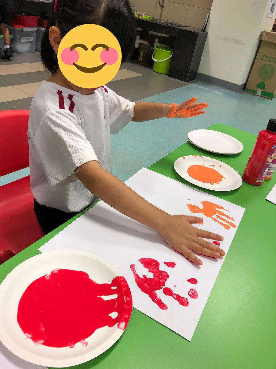 Children in PS1 Dickens did some coral reef hand art to add to our Ocean Treasures working wall backdrop. #HIS_learning