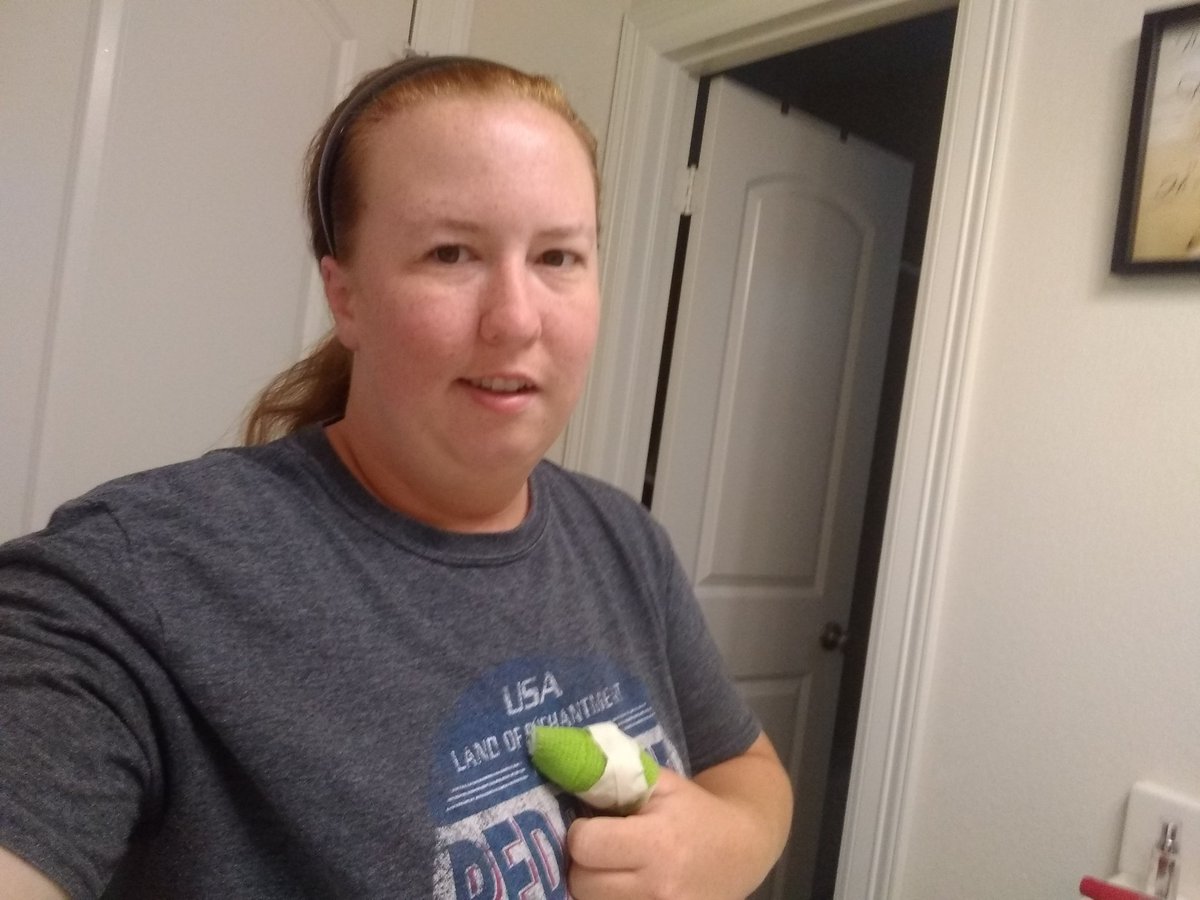 Laura_Garrison_'s tweet photo. #weekwith6stitches I managed to look halfway decent for work. #nothumbweek. https://t.co/4ssbclgGVm