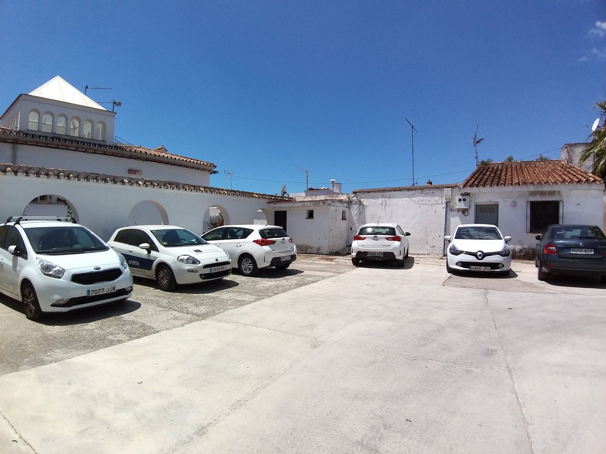 HOArquitectos's tweet photo. Os parece normal tener así el Patio de Armas  y la muralla ,sX-XI del #Castillo de #Marbella, #BIC.???Todo eso que aparece enmohecido o cubierto de vegetación son los restos de la muralla. A esto le llaman Protección Singular ..Esto se entiende por conservar? #patrimonio https://t.co/anGOPVJxU1