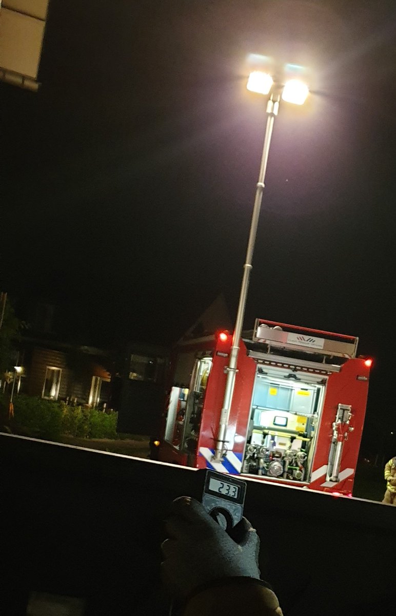 Gisteren was er brand op een dak met zonnepanelen. Na afloop laten zien dat onze eigen verlichting  (TS of korf) ook voor spanning op de bekabeling van de zonnepanelen zorgt. Het laten zien in de praktijk werkt beter dan er over praten. Brandoorzaak wordt onderzocht.