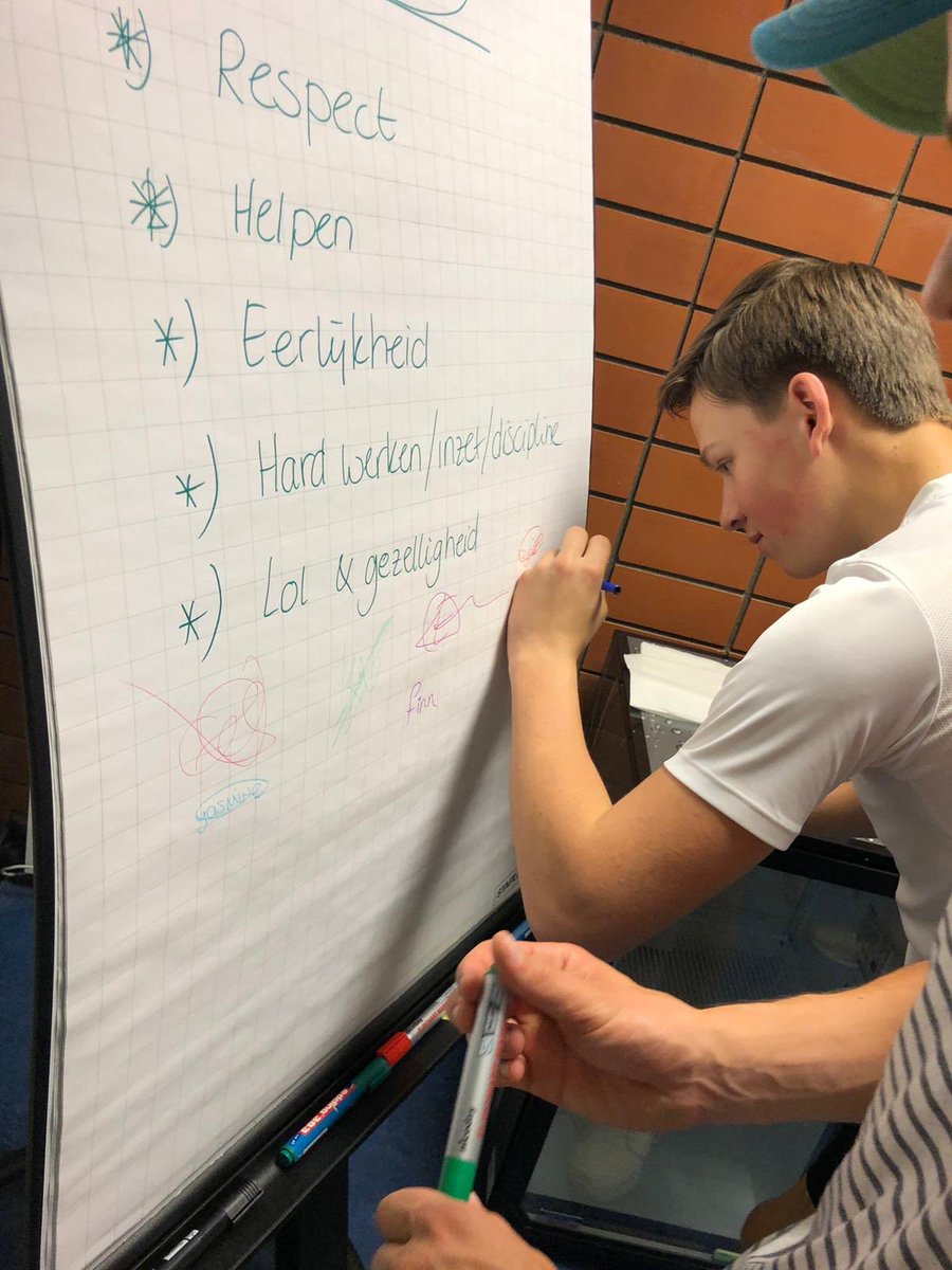 SRDteamNL's tweet photo. Goede column #verbondenheid @NicoWvY 👌 Helemaal mooi om te zien waar onze trainers en @kimb81 vanochtend @Topsportcentr samen met de jonge atleten mee bezig zijn geweest #waarde #gedrag #verbindingmoetjeookleren #alpineskiën #instroomprogramma #talentherkenning #trainings3daagse https://t.co/i9ltTFvFFE