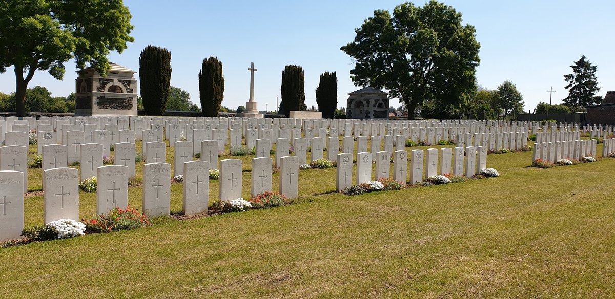 BBTLLP's tweet photo. #PicOfTheDay #Woburn #Abbey @CWGC #Cemetery #Cuinchy #PasDeCalais #France. East of #Bethune the village was in range of #German #Artillery for most of #WW1, the cemetery was Named after house that was used as #Battalion HQ &amp; as a #DressingStation Over 550 men now stand easy here. https://t.co/IcgOHuah6A