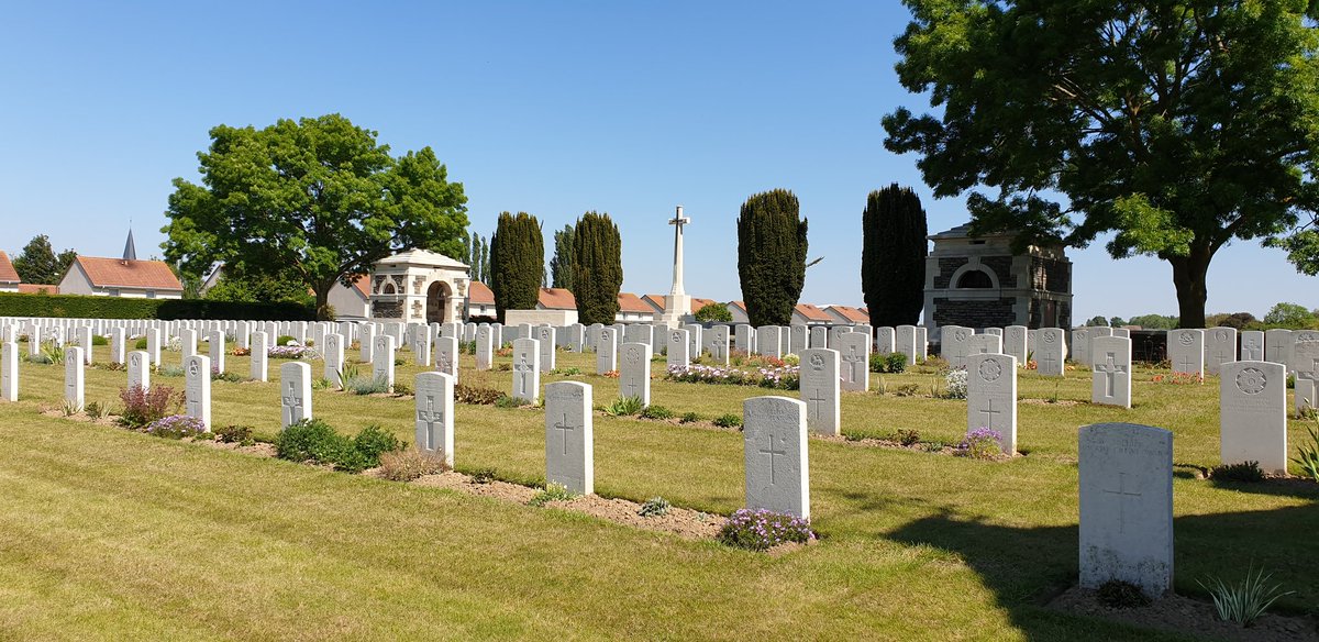 BBTLLP's tweet photo. #PicOfTheDay #Woburn #Abbey @CWGC #Cemetery #Cuinchy #PasDeCalais #France. East of #Bethune the village was in range of #German #Artillery for most of #WW1, the cemetery was Named after house that was used as #Battalion HQ &amp; as a #DressingStation Over 550 men now stand easy here. https://t.co/IcgOHuah6A