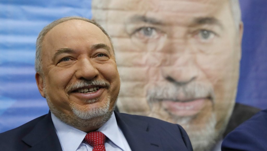 France24_fr's tweet photo. Israël : les plans de Benjamin Netanyahu ruinés par son ancien allié Avigdor Lieberman https://t.co/EtKtBQ6rB6 https://t.co/7JGIp9hXF9