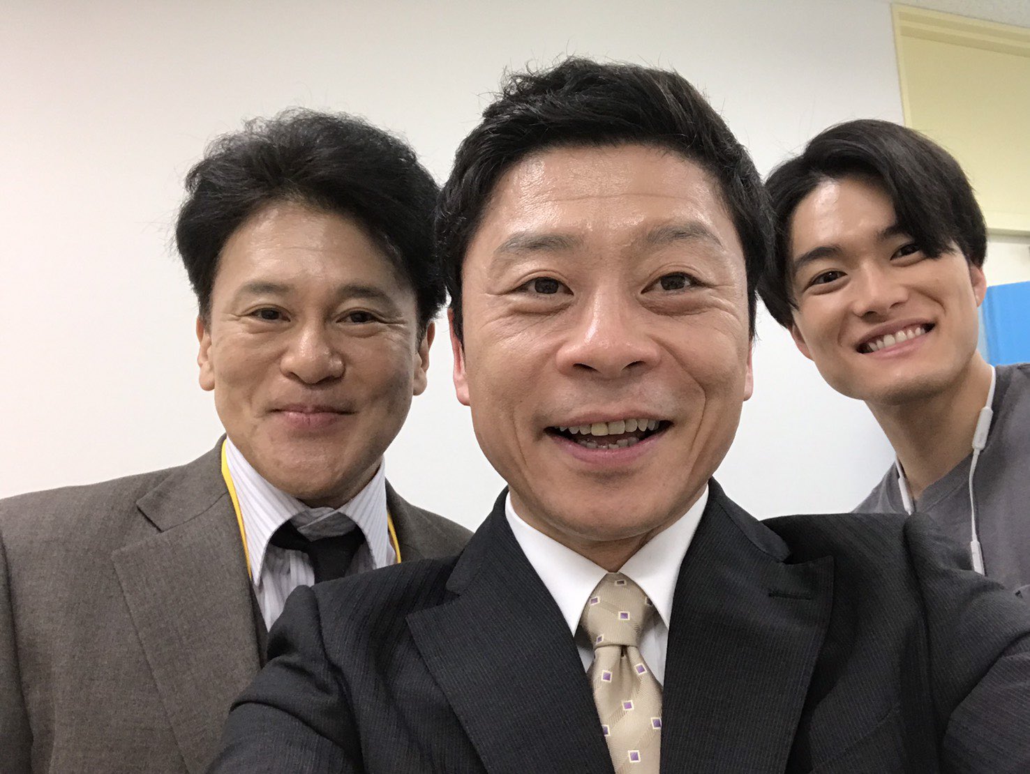 入江甚儀 緊急取調室 第8話に 広告代理店の社員 橋下拓海役で出演させて頂きます 共にゲストの橋本じゅんさん三宅弘城さんと写真を撮らせて頂きました 同じ会社に勤める三人が今回の話に深く関わってゆきます よく見りゃ 俺