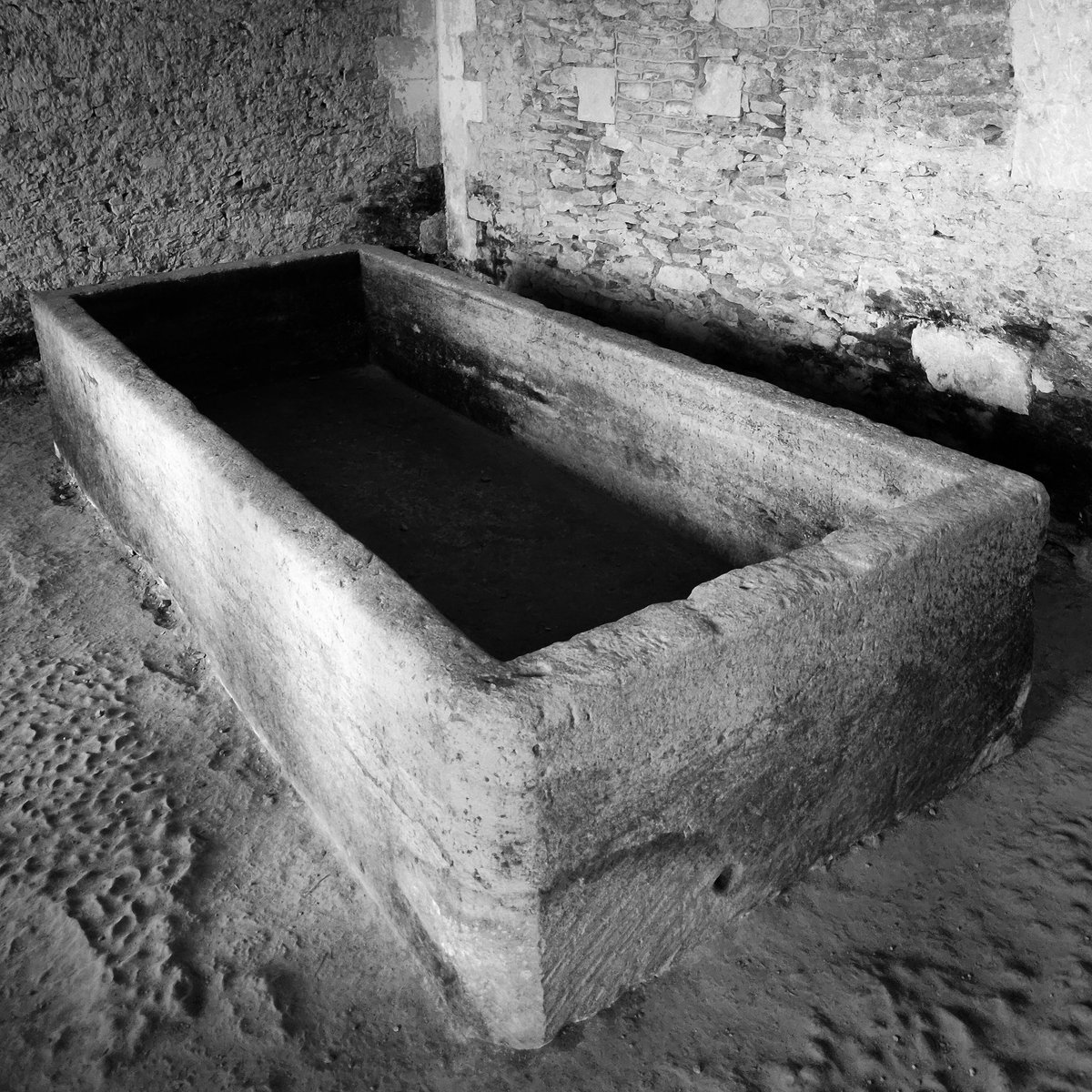 They say nunnerys were austere places. A bath in which 20 could squeeze suggests otherwise though ... 

#nationaltrustgardens #abbey #nationaltrust #Lacock #daysout #humor #statelyhomes #statelyhome #abbey #lacockabbey #humour #nunnery